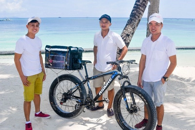 MyBoracayGuide-Food-Delivery-Crew copy